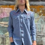 FUN 1970S EMBROIDERED CHAMBRAY STYLE WESTERN SHIRT RED PEARL SNAP BUTTONS