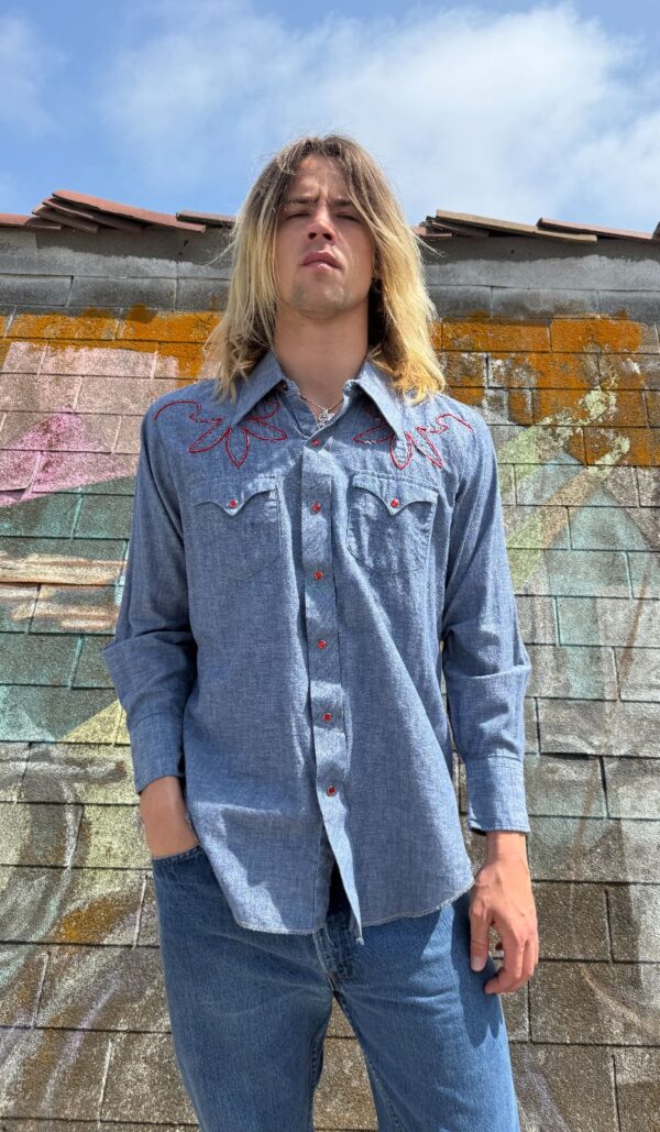 FUN 1970S EMBROIDERED CHAMBRAY STYLE WESTERN SHIRT RED PEARL SNAP BUTTONS