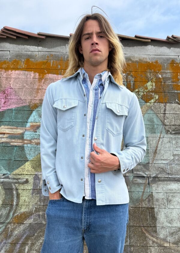 NICE! 1970S LIGHT WASH LIGHTWEIGHT CHAMBRAY DENIM SNAP BUTTON SHIRT / JACKET