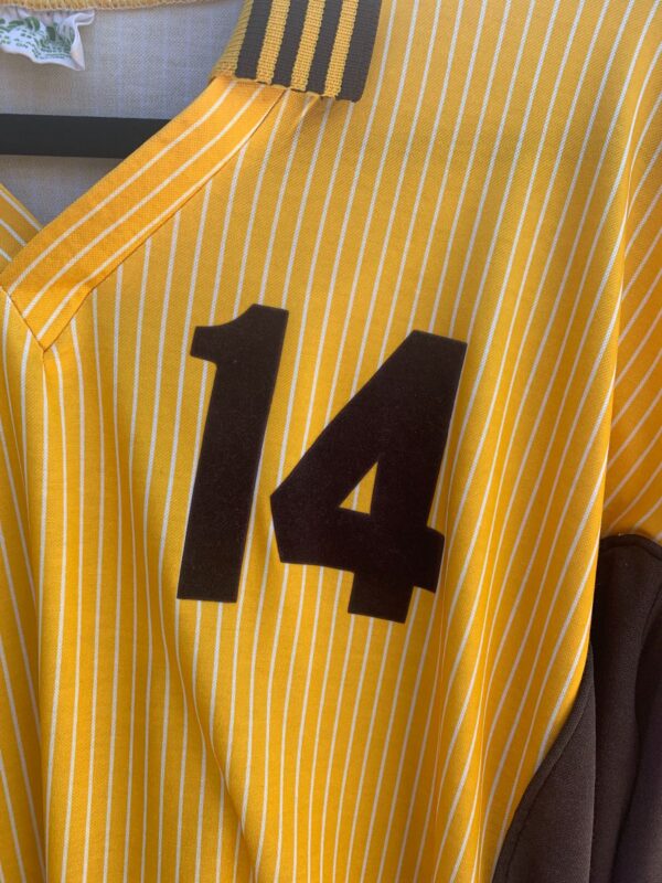 SO COOL! 1970S YELLOW STRIPED COLLARED SOCCER JERSEY