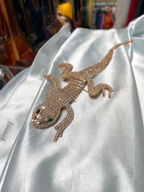 RHINESTONE ARTICULATED GECKO OVER SHOULDER BROOCH