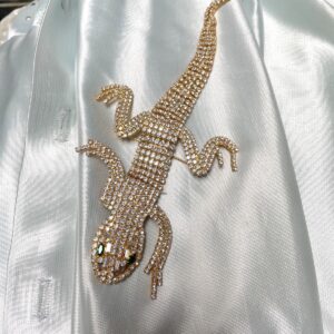 Photo detail:RHINESTONE ARTICULATED GECKO OVER SHOULDER BROOCH