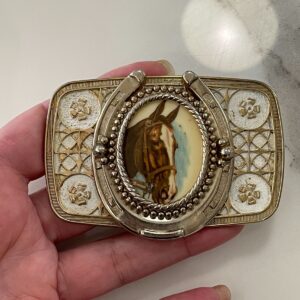 Photo detail:RETRO HORSE PORTRAIT & HORSESHOE ENAMELED DESIGN BELT BUCKLE