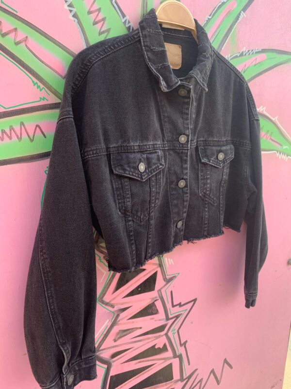 Y2K CROPPED WASHED BLACK DENIM JACKET, RAW HEM