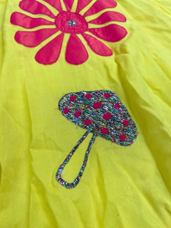 AMMMMAZING!!! LONG SLEEVE BUTTON DOWN RAYON BLOUSE EMBROIDERED FLORAL APPLIQUES