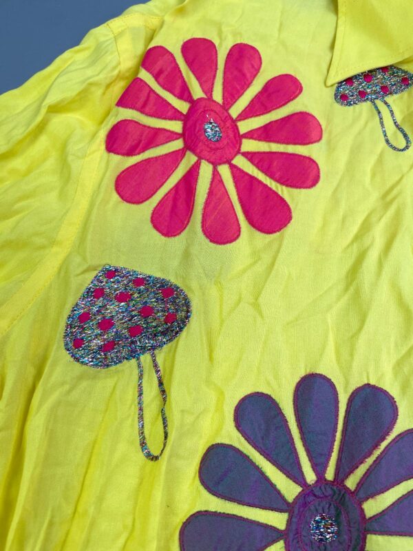 AMMMMAZING!!! LONG SLEEVE BUTTON DOWN RAYON BLOUSE EMBROIDERED FLORAL APPLIQUES