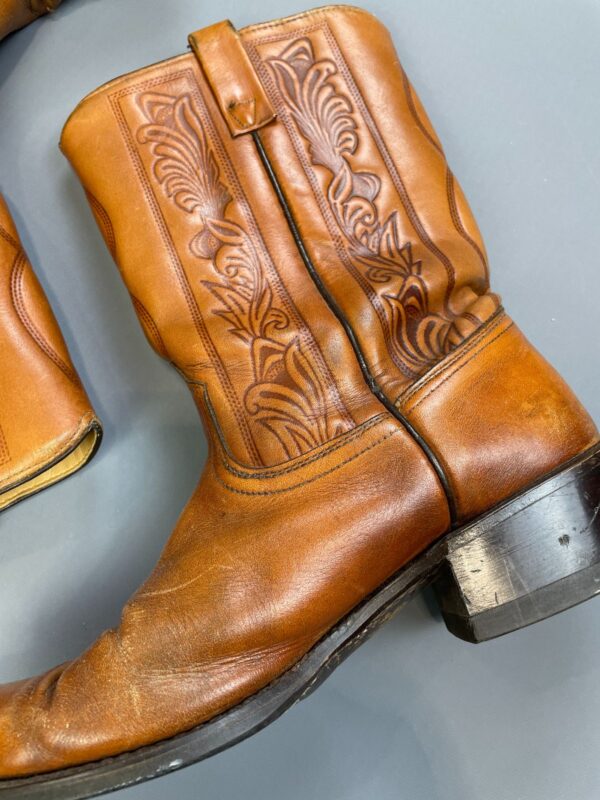 *AS-IS* RAD! ORNATELY EMBOSSED SNIP TOE WESTERN BOOTS