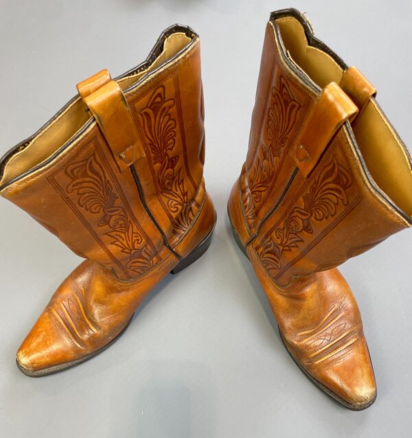 *AS-IS* RAD! ORNATELY EMBOSSED SNIP TOE WESTERN BOOTS