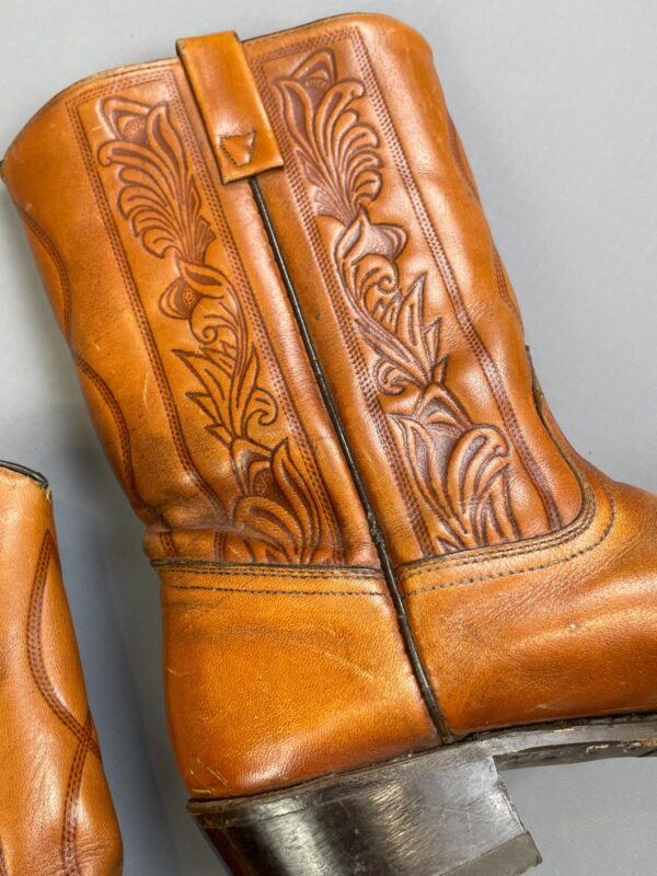 *AS-IS* RAD! ORNATELY EMBOSSED SNIP TOE WESTERN BOOTS