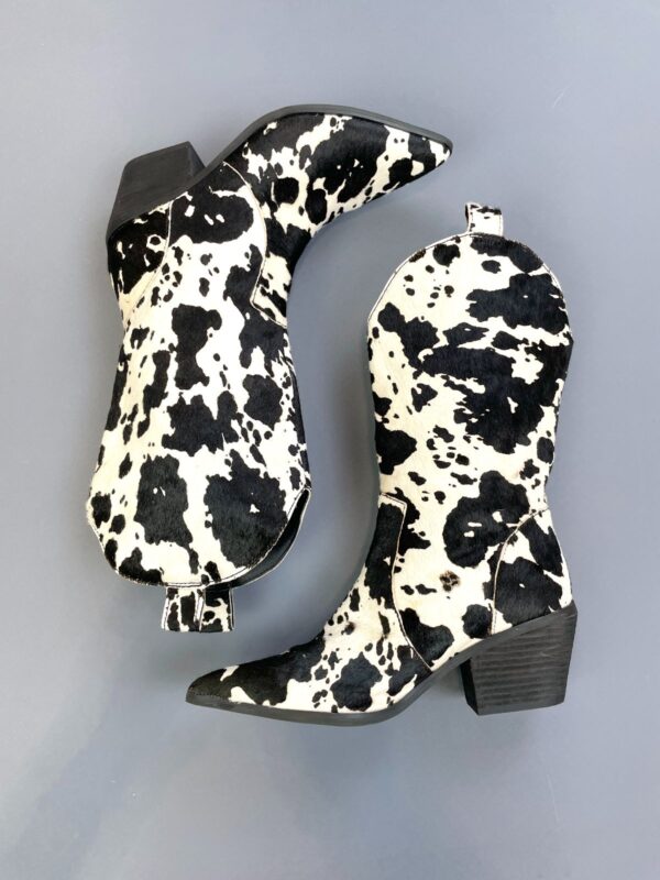 SUPER CUTE! COW PRINT POINTED WESTERN COWGIRL BOOTS
