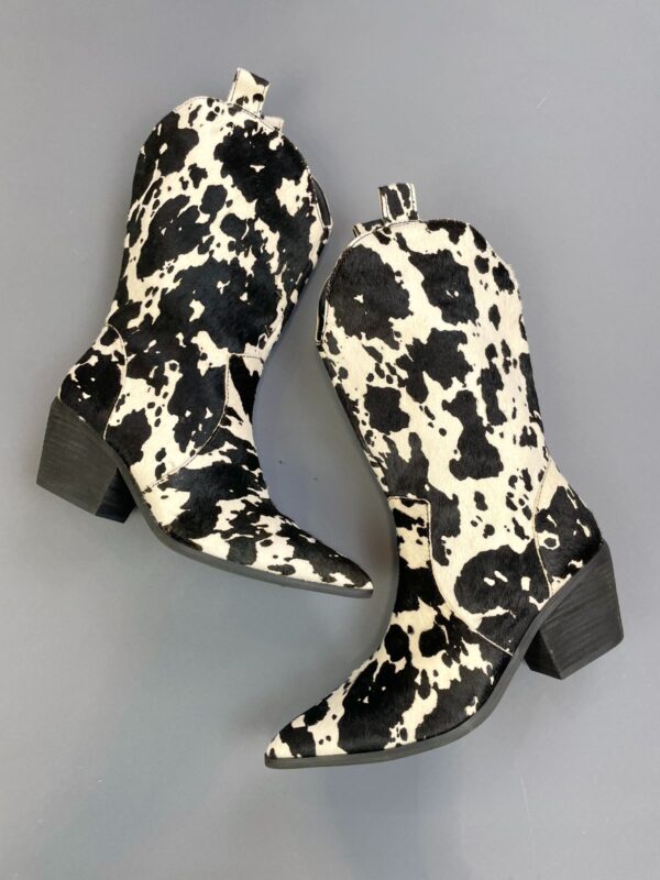 SUPER CUTE! COW PRINT POINTED WESTERN COWGIRL BOOTS