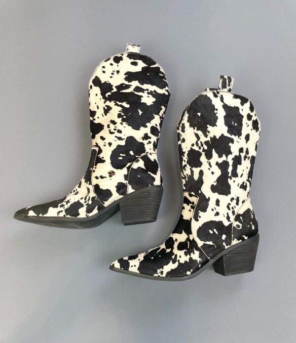 SUPER CUTE! COW PRINT POINTED WESTERN COWGIRL BOOTS