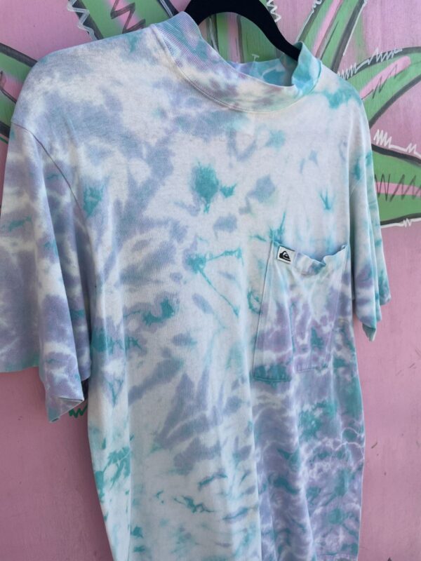 TIE DYE QUIKSILVER FRONT POCKET THICK RIBBED COLLAR T SHIRT