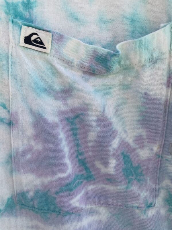TIE DYE QUIKSILVER FRONT POCKET THICK RIBBED COLLAR T SHIRT