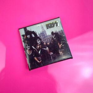 Photo detail:VINTAGE 1970S-80S SQUARE KISS BUTTON PIN