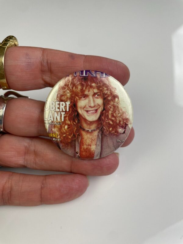 ORIGINAL 1980S ROBERT PLANT MAGAZINE COVER BUTTON PIN