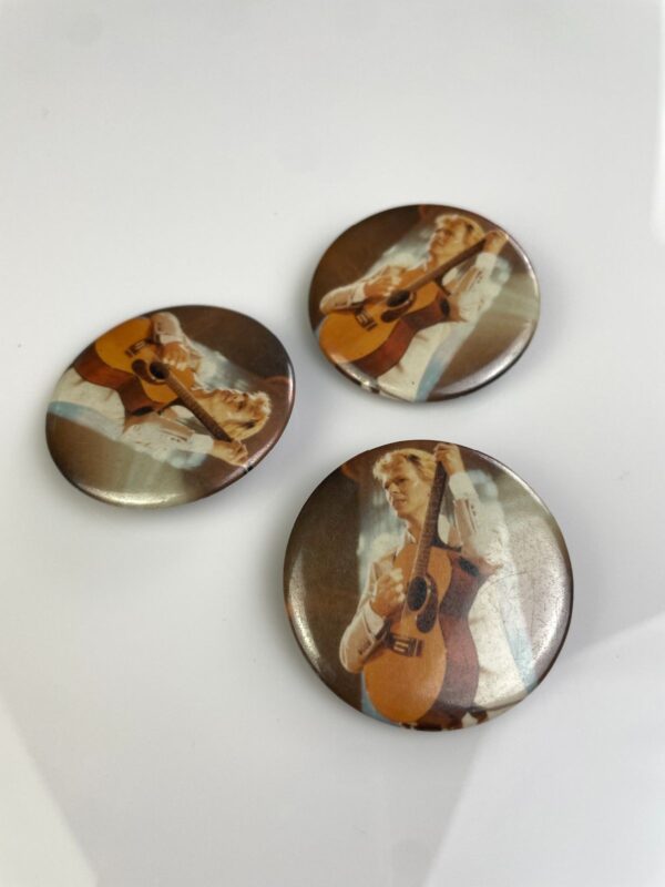 ORIGINAL 1980S DAVID BOWIE PLAYING ACOUSTIC GUITAR BUTTON PIN