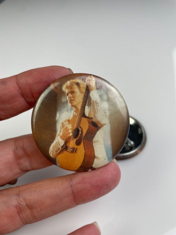 ORIGINAL 1980S DAVID BOWIE PLAYING ACOUSTIC GUITAR BUTTON PIN