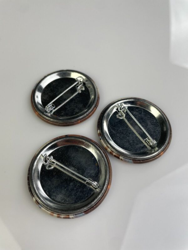 ORIGINAL 1980S DAVID BOWIE PLAYING ACOUSTIC GUITAR BUTTON PIN