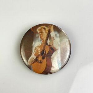 Photo detail:ORIGINAL 1980S DAVID BOWIE PLAYING ACOUSTIC GUITAR BUTTON PIN