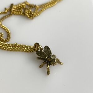 Photo detail:BRASS FLY REPLICA CHARM NECKLACE SHORT DELICATE CHAINLINK NECKLACE