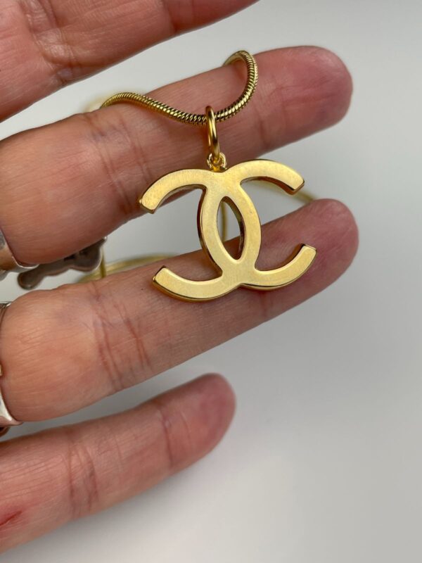 18K GOLD PLATED CHANEL LOGO NECKLACE 1980S 18K GOLD PLATED SNAKE CHAIN