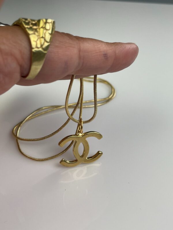 18K GOLD PLATED CHANEL LOGO NECKLACE 1980S 18K GOLD PLATED SNAKE CHAIN