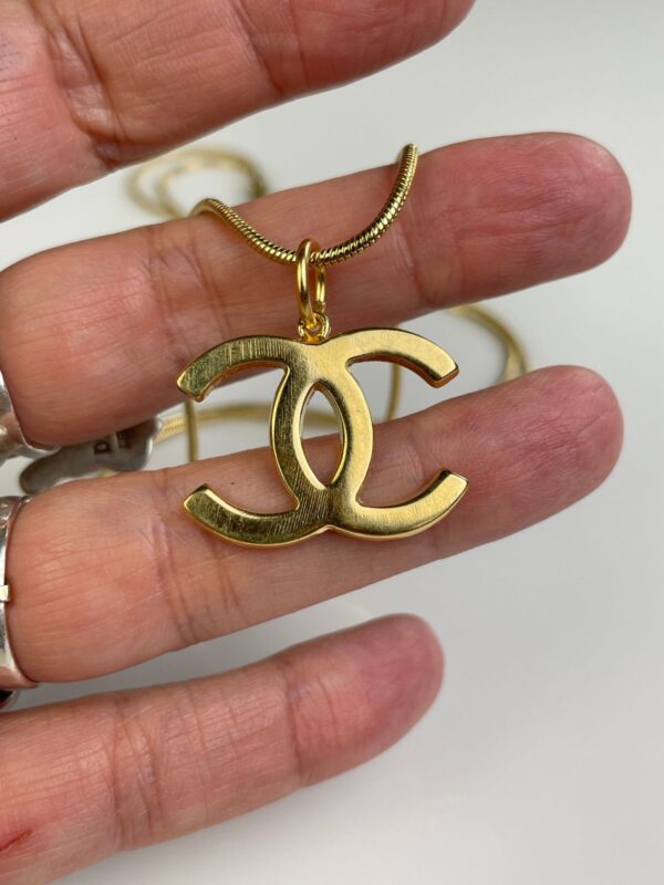 18K GOLD PLATED CHANEL LOGO NECKLACE 1980S 18K GOLD PLATED SNAKE CHAIN