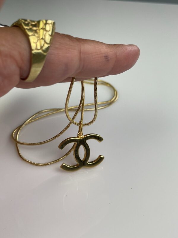 18K GOLD PLATED CHANEL LOGO NECKLACE 1980S 18K GOLD PLATED SNAKE CHAIN