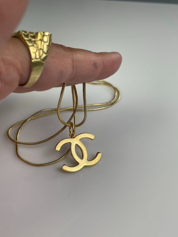 18K GOLD PLATED CHANEL LOGO NECKLACE 1980S 18K GOLD PLATED SNAKE CHAIN