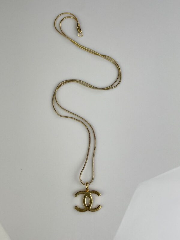 18K GOLD PLATED CHANEL LOGO NECKLACE 1980S 18K GOLD PLATED SNAKE CHAIN