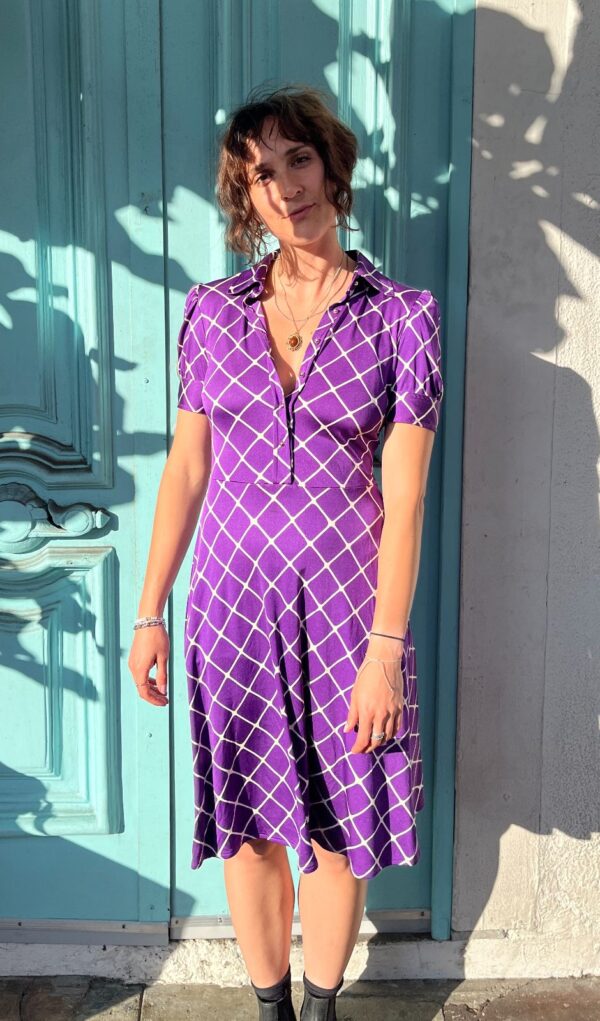 ADORABLE! 1960S SHORT SLEEVE COLLARED DRESS CRISS CROSS PRINT
