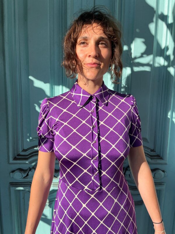 ADORABLE! 1960S SHORT SLEEVE COLLARED DRESS CRISS CROSS PRINT