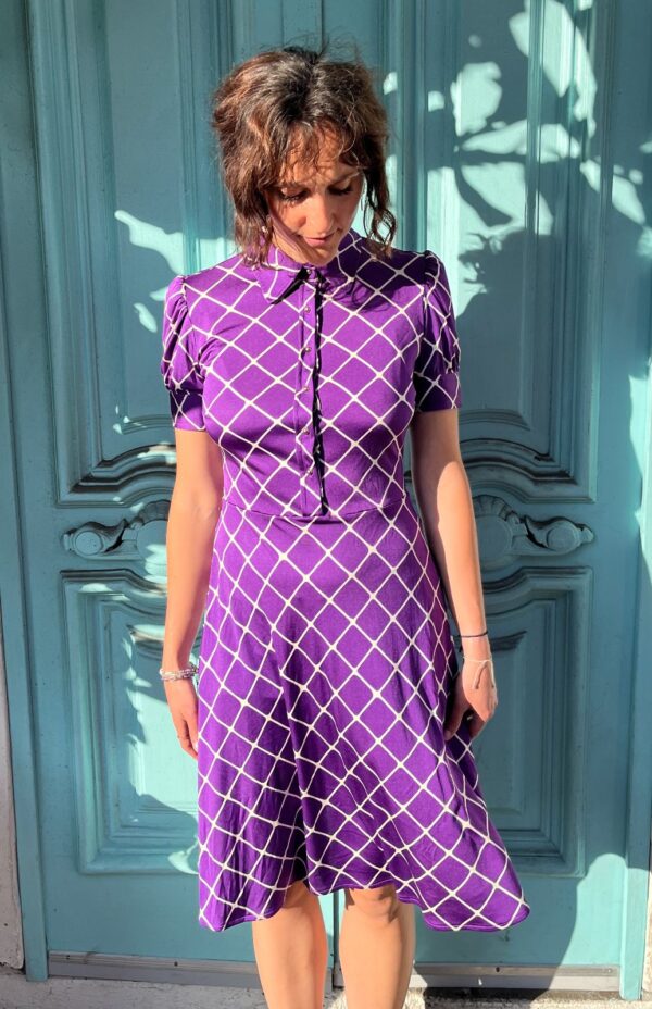 ADORABLE! 1960S SHORT SLEEVE COLLARED DRESS CRISS CROSS PRINT