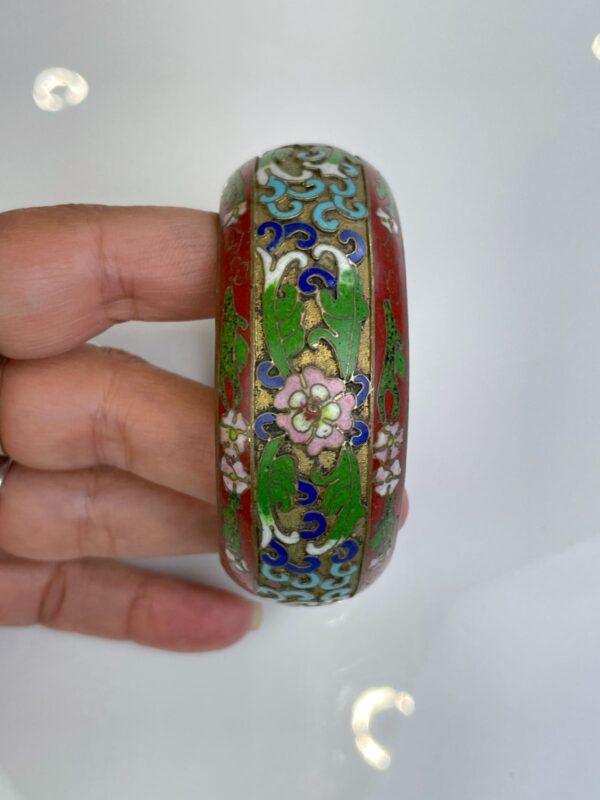 HEAVY, ORNATELY CARVED CHINESE CLOISONNE ENAMEL WIDE BANGLE BRACELET