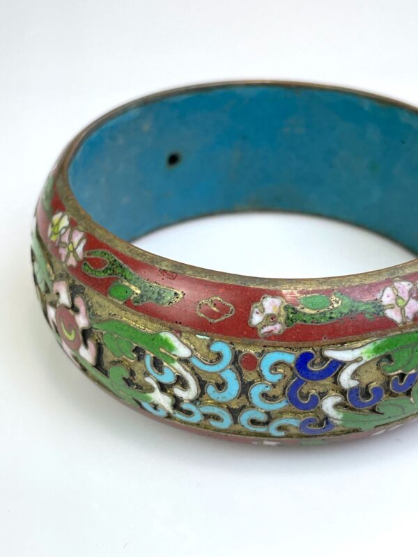 HEAVY, ORNATELY CARVED CHINESE CLOISONNE ENAMEL WIDE BANGLE BRACELET