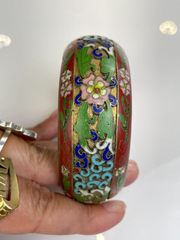 HEAVY, ORNATELY CARVED CHINESE CLOISONNE ENAMEL WIDE BANGLE BRACELET