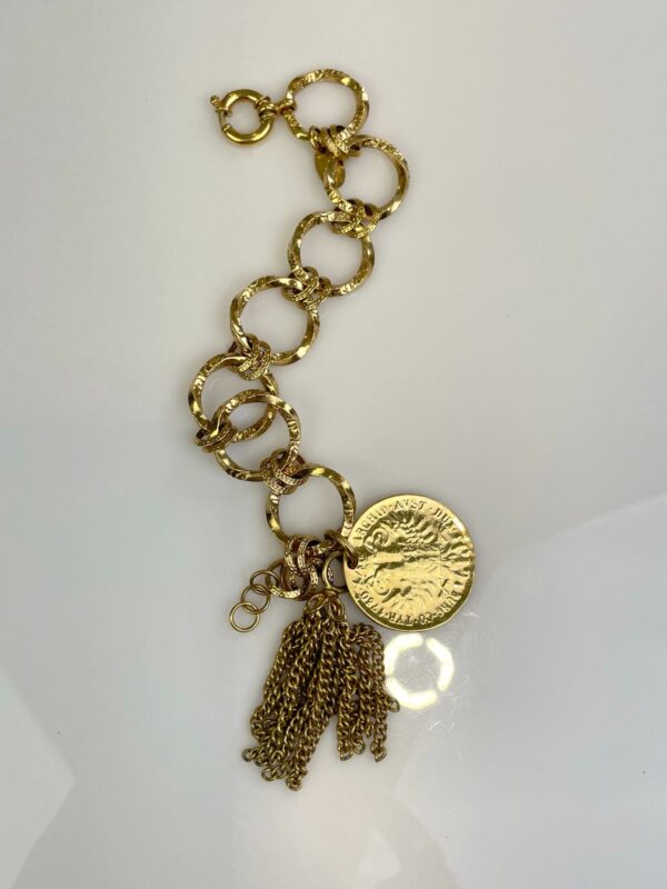 1980S GOLD PLATED TWISTED CHAIN LINK BRACELET, HANGING COIN & TASSEL CHARMS