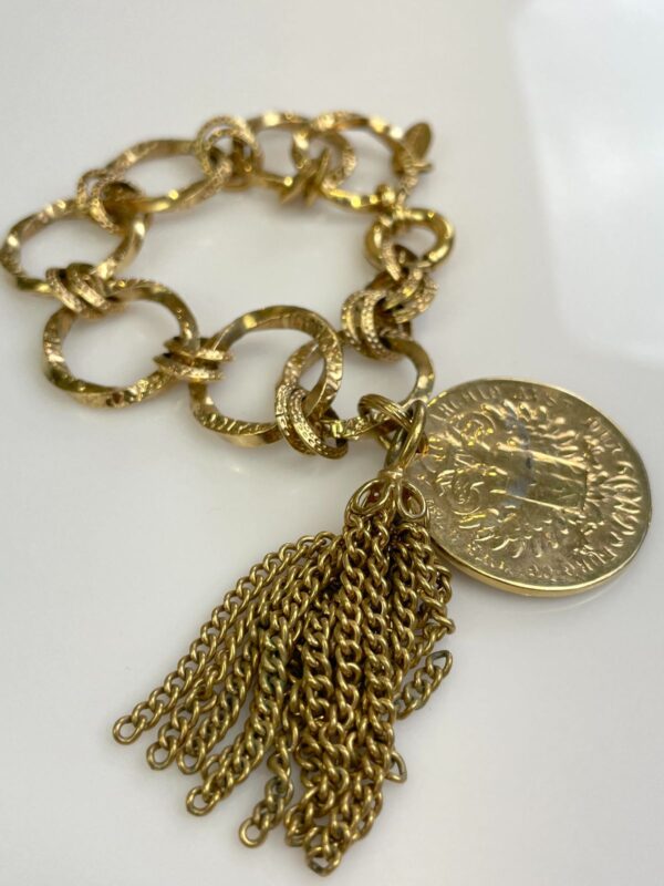 1980S GOLD PLATED TWISTED CHAIN LINK BRACELET, HANGING COIN & TASSEL CHARMS