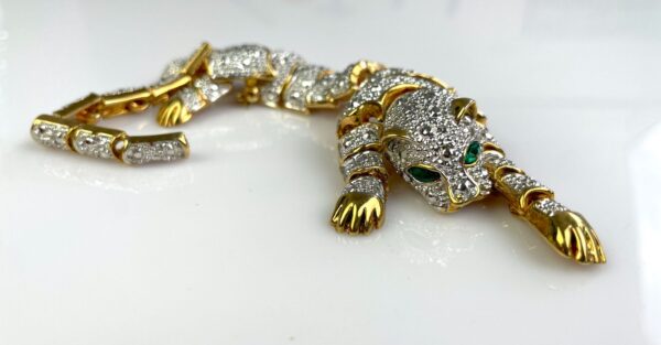 GORGEOUS! 1980S 2-TONE GOLD PLATED ARTICULATED TIGER OVER THE SHOULDER BROOCH, GREEN JEWEL EYES