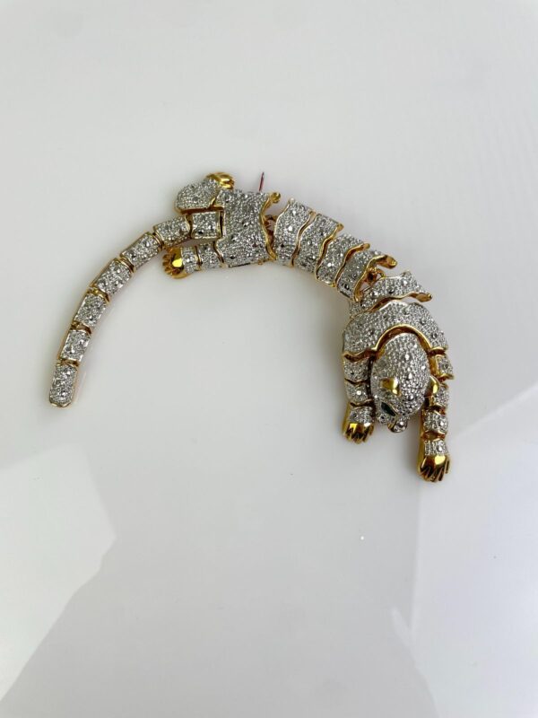 GORGEOUS! 1980S 2-TONE GOLD PLATED ARTICULATED TIGER OVER THE SHOULDER BROOCH, GREEN JEWEL EYES