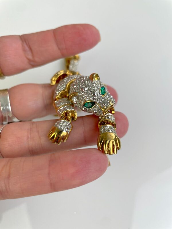 GORGEOUS! 1980S 2-TONE GOLD PLATED ARTICULATED TIGER OVER THE SHOULDER BROOCH, GREEN JEWEL EYES