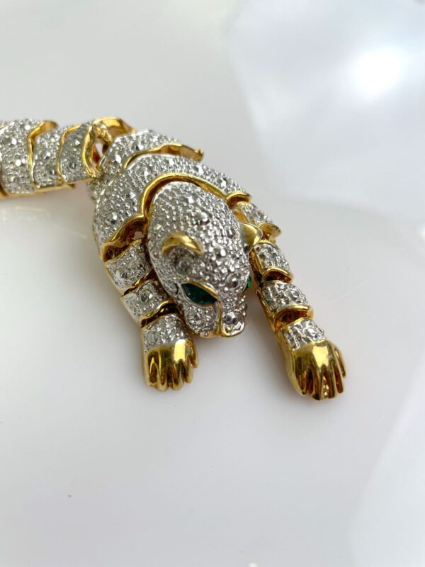 GORGEOUS! 1980S 2-TONE GOLD PLATED ARTICULATED TIGER OVER THE SHOULDER BROOCH, GREEN JEWEL EYES