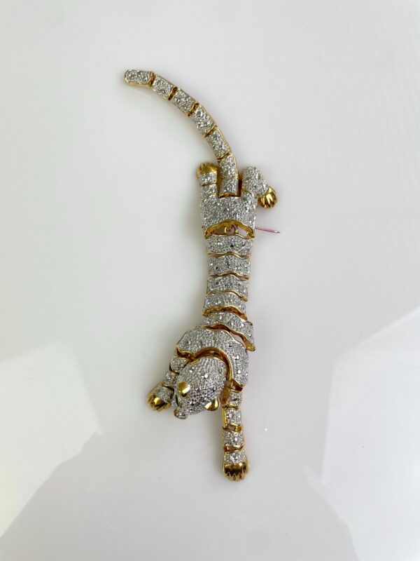 GORGEOUS! 1980S 2-TONE GOLD PLATED ARTICULATED TIGER OVER THE SHOULDER BROOCH, GREEN JEWEL EYES