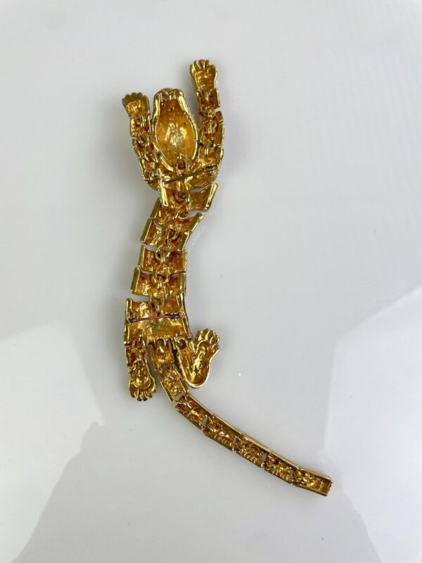GORGEOUS! 1980S 2-TONE GOLD PLATED ARTICULATED TIGER OVER THE SHOULDER BROOCH, GREEN JEWEL EYES
