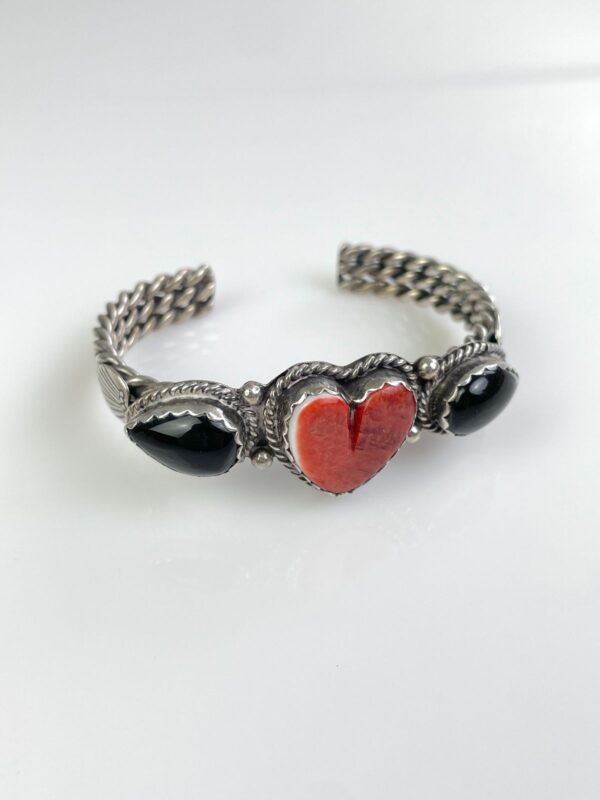 CARVED CORAL & ONYX  HEART MOTIF TWISTED 925 STERLING SILVER CUFF BRACELET  *SIGNED NAKAI