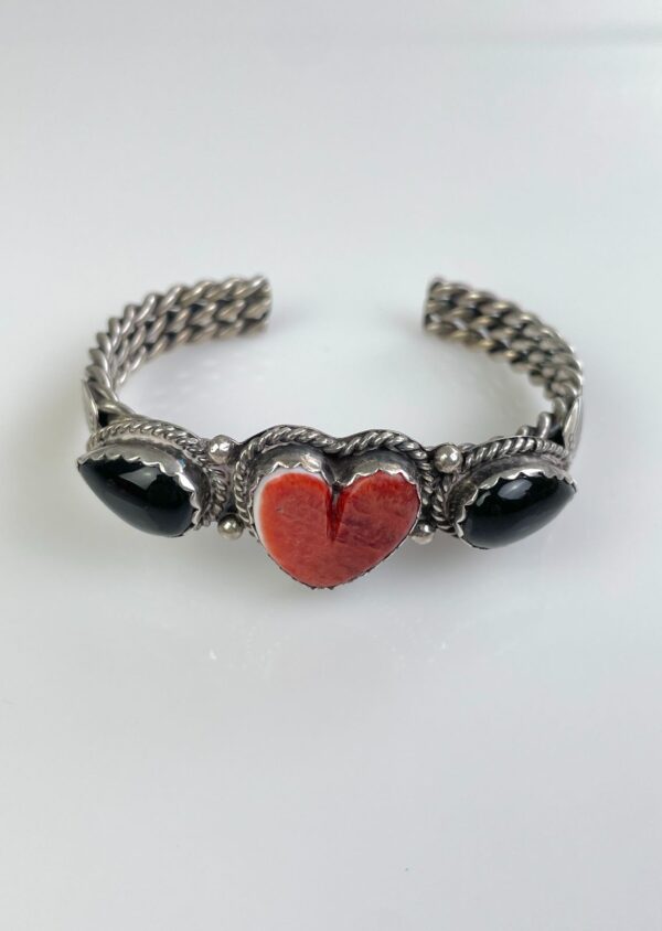 CARVED CORAL & ONYX  HEART MOTIF TWISTED 925 STERLING SILVER CUFF BRACELET  *SIGNED NAKAI