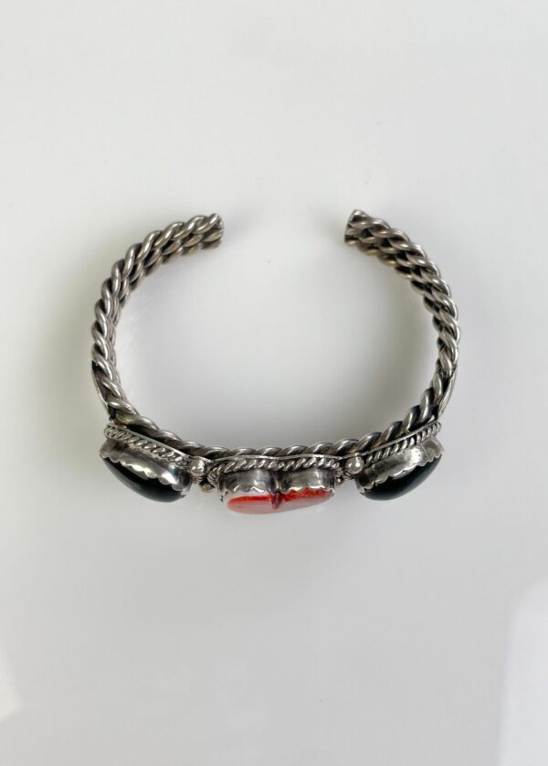 CARVED CORAL & ONYX  HEART MOTIF TWISTED 925 STERLING SILVER CUFF BRACELET  *SIGNED NAKAI