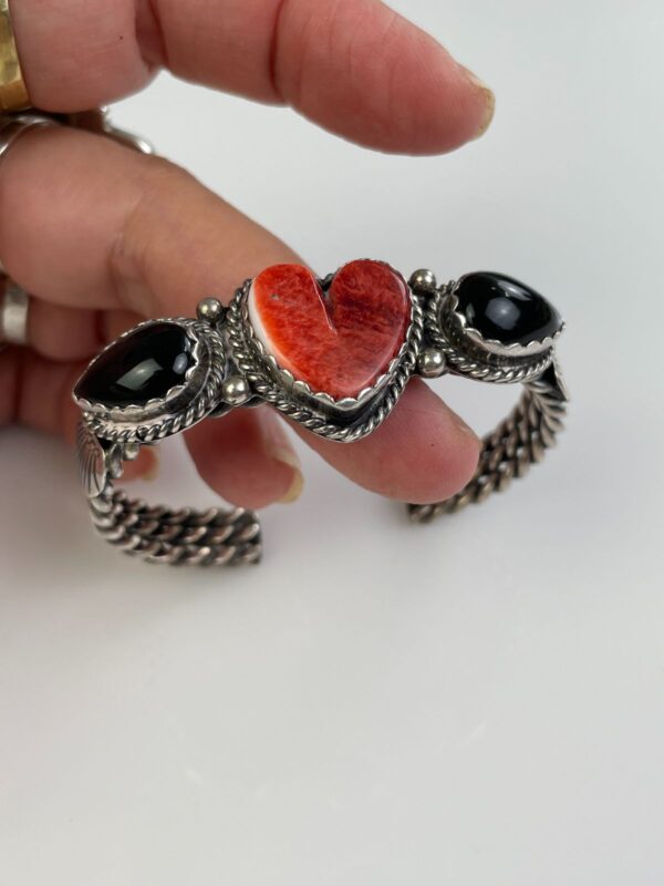 CARVED CORAL & ONYX  HEART MOTIF TWISTED 925 STERLING SILVER CUFF BRACELET  *SIGNED NAKAI