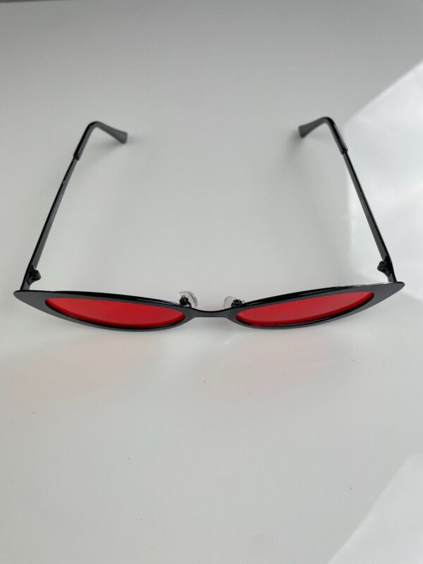 BLACK METAL FRAME CAT EYE SUNGLASSES, RED LENSE